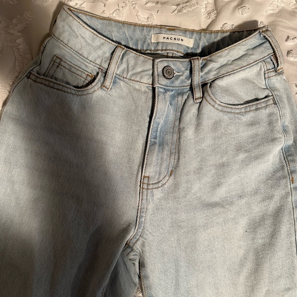 light wash mom jeans - Picture 2 of 6